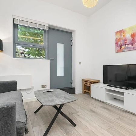 Modern 1 Bedroom Apartment In Central Woking Kültér fotó
