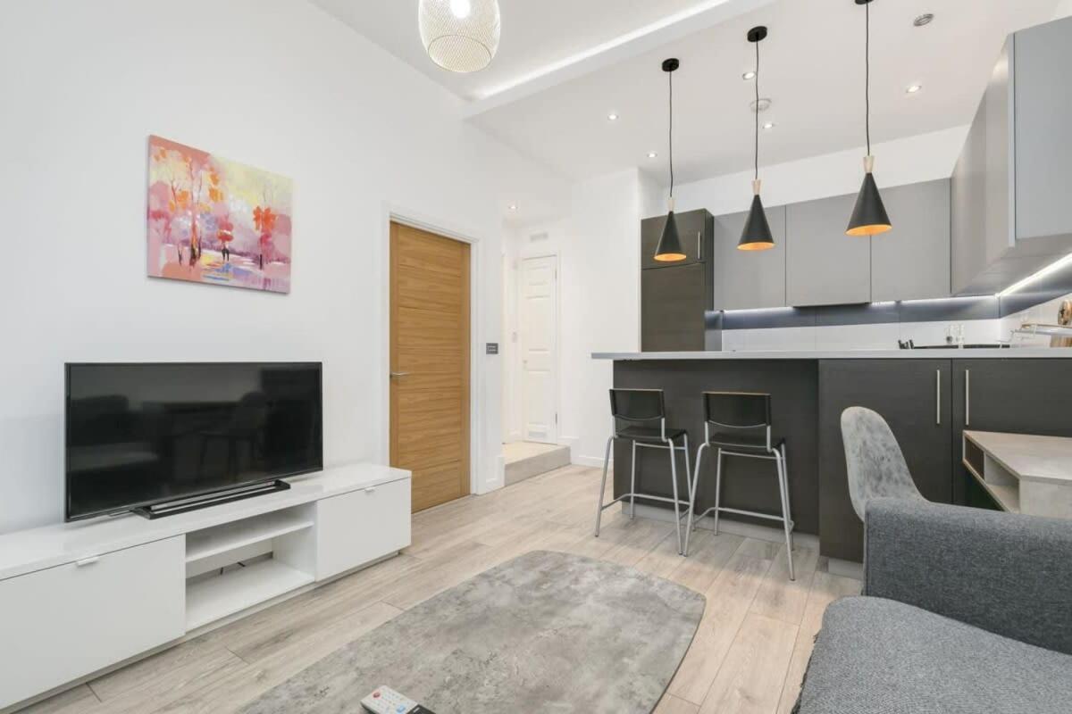 Modern 1 Bedroom Apartment In Central Woking Kültér fotó