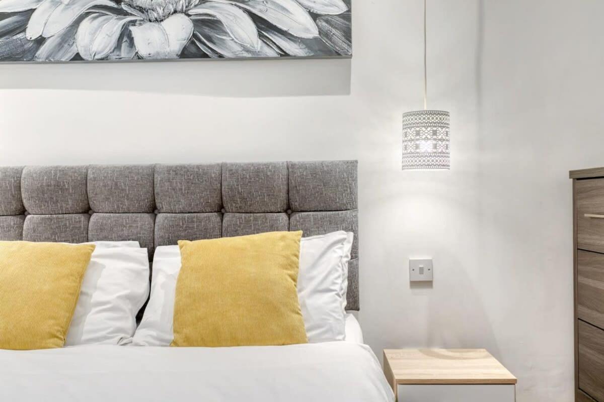 Modern 1 Bedroom Apartment In Central Woking Kültér fotó
