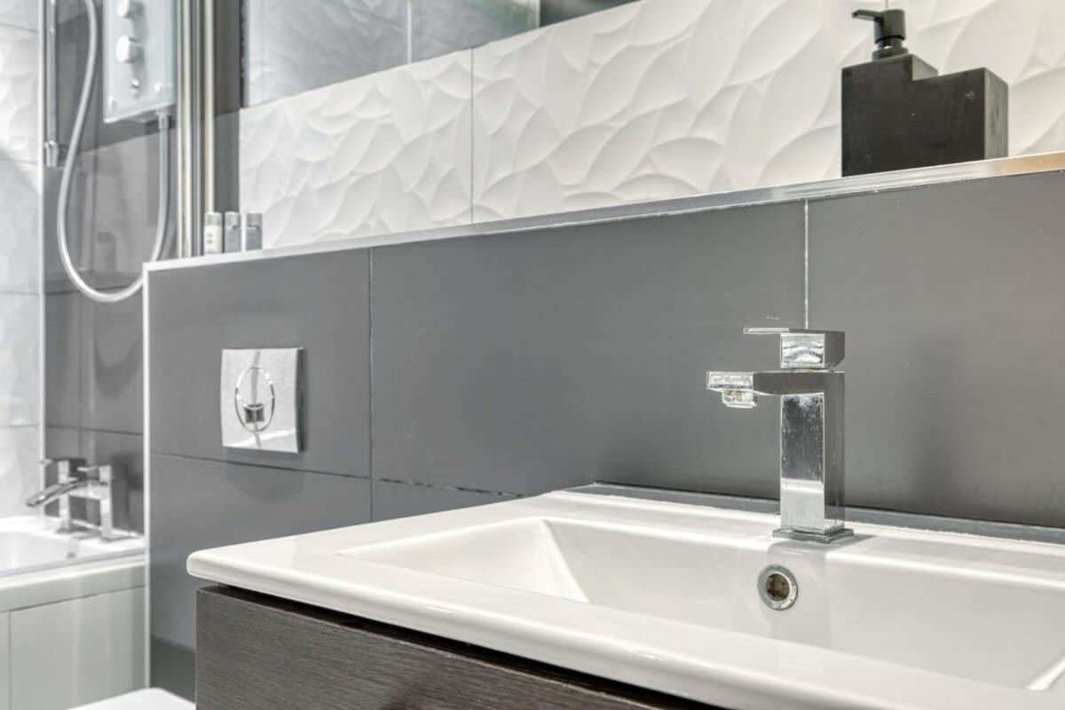 Modern 1 Bedroom Apartment In Central Woking Kültér fotó