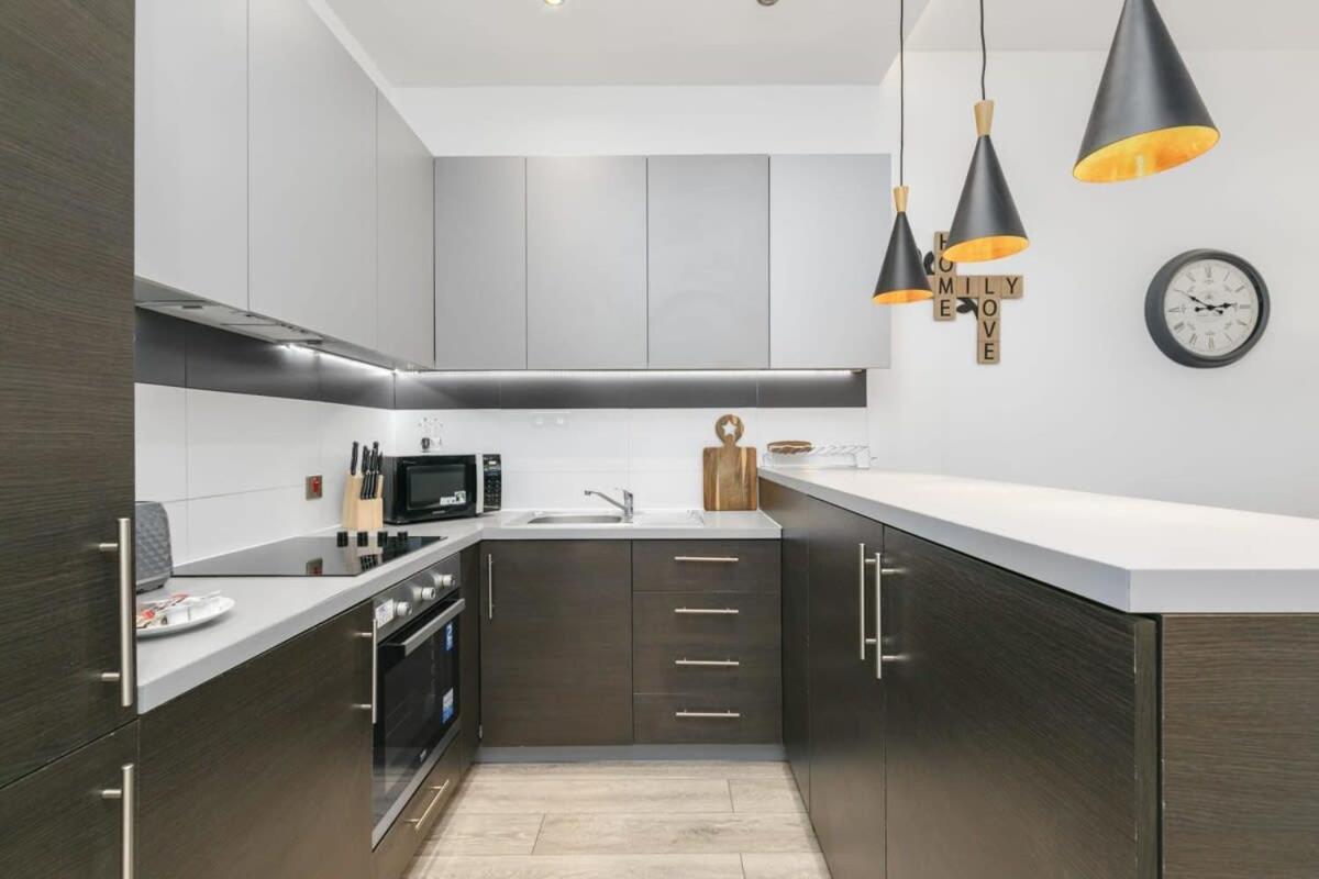 Modern 1 Bedroom Apartment In Central Woking Kültér fotó