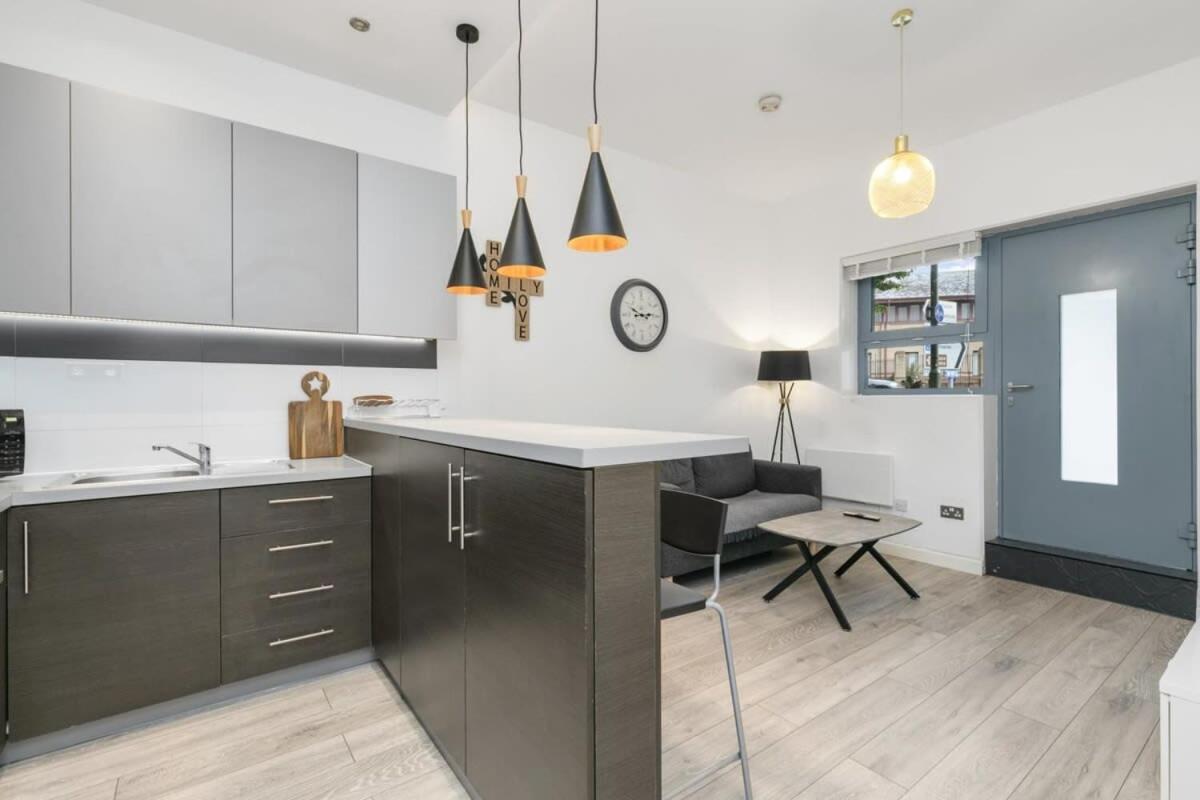 Modern 1 Bedroom Apartment In Central Woking Kültér fotó
