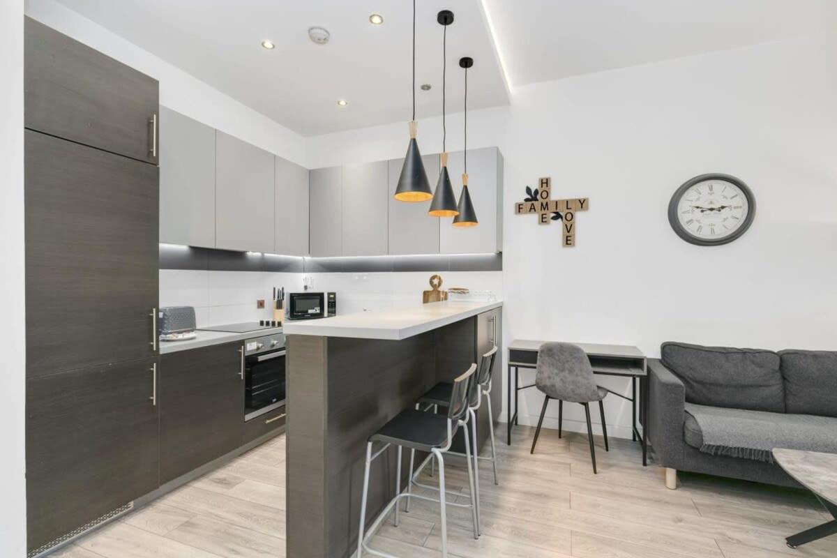 Modern 1 Bedroom Apartment In Central Woking Kültér fotó
