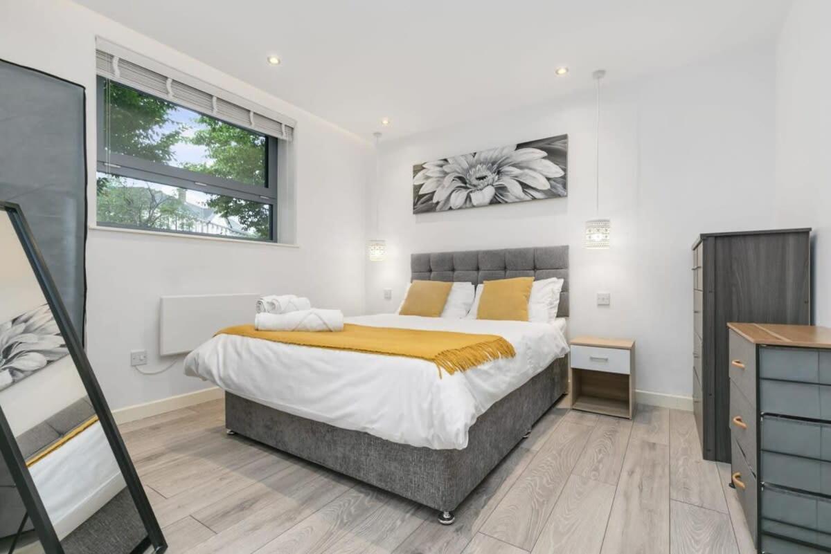 Modern 1 Bedroom Apartment In Central Woking Kültér fotó