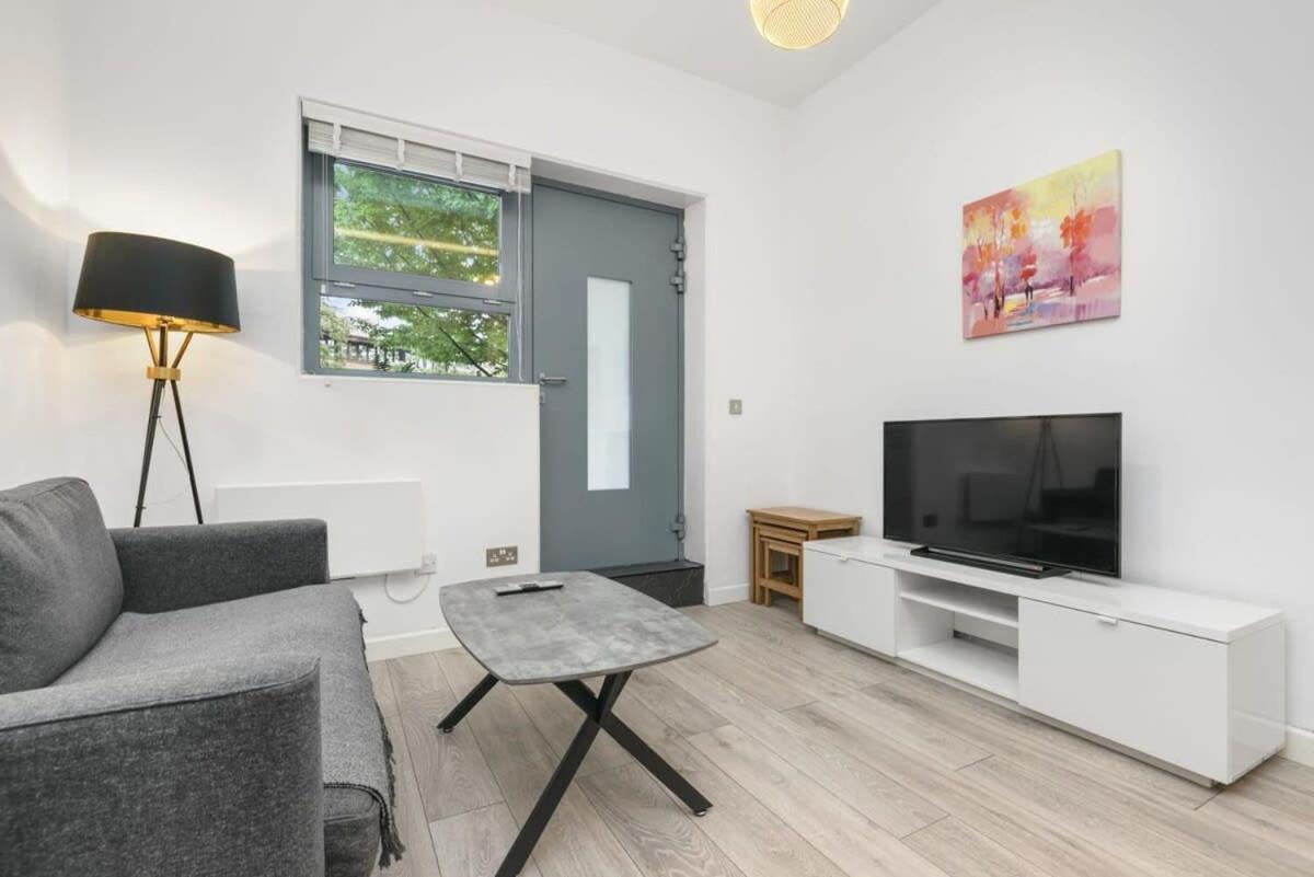 Modern 1 Bedroom Apartment In Central Woking Kültér fotó