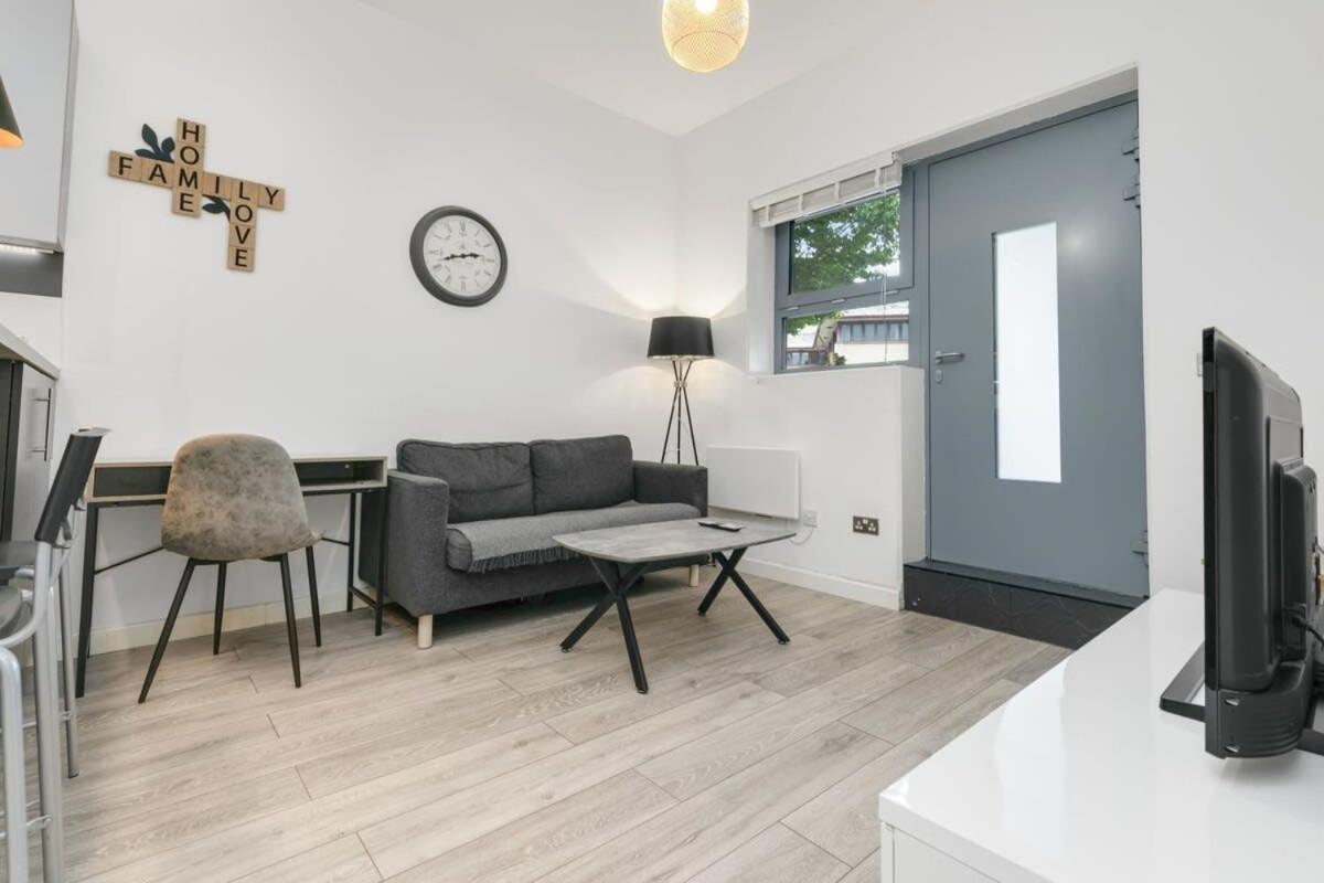 Modern 1 Bedroom Apartment In Central Woking Kültér fotó