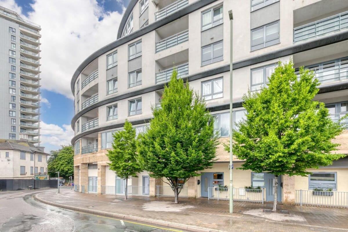 Modern 1 Bedroom Apartment In Central Woking Kültér fotó